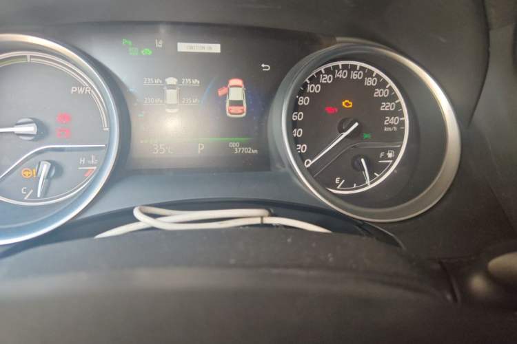 Used Toyota Camry 2018 Dual-Engine 2.5 HG Luxury Edition Odometer Close Up