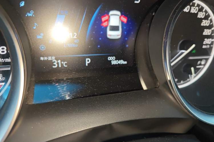 Used Toyota Camry 2018 2.0G Luxury Edition Odometer Close Up