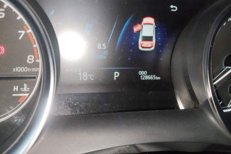 Used Toyota Camry 2018 2.5G Luxury Edition Odometer Close Up