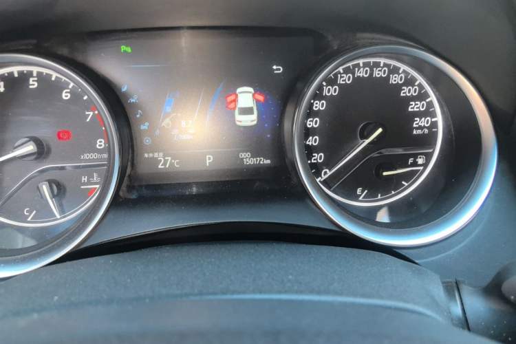 Used Toyota Camry 2018 2.0G Luxury Edition Odometer Close Up