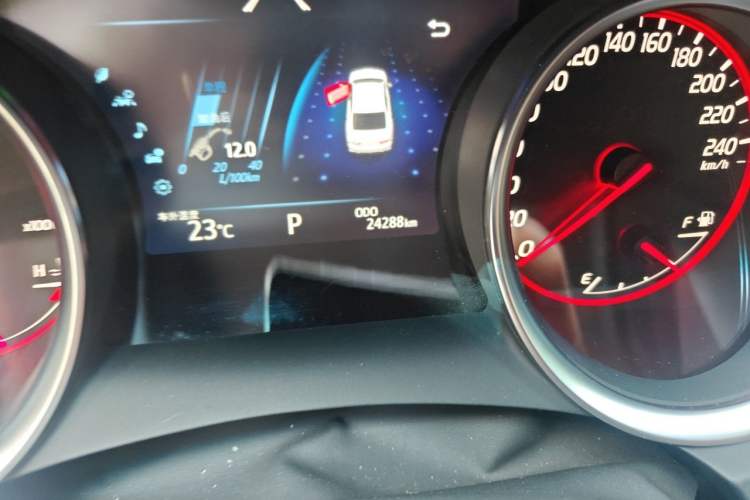 Used Toyota Camry 2018 2.5S Fēngshàng Edition Odometer Close Up