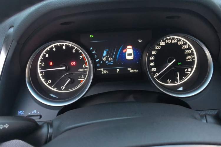 Used Toyota Camry 2018 2.5G Luxury Edition Odometer Close Up
