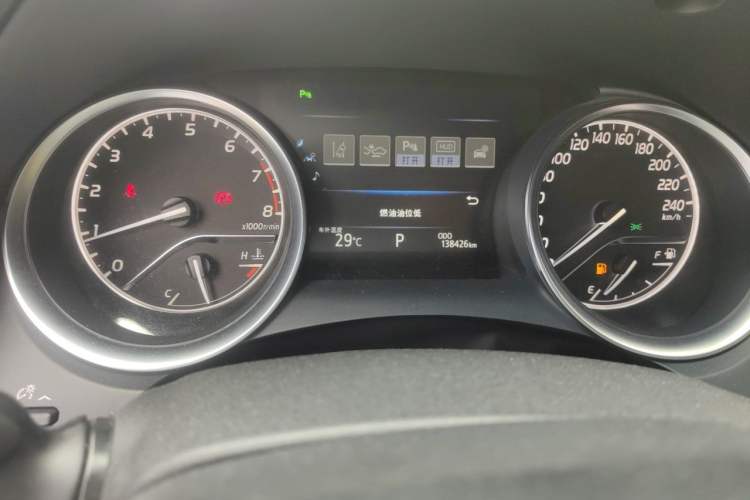 Used Toyota Camry 2018 2.5G Luxury Edition Odometer Close Up