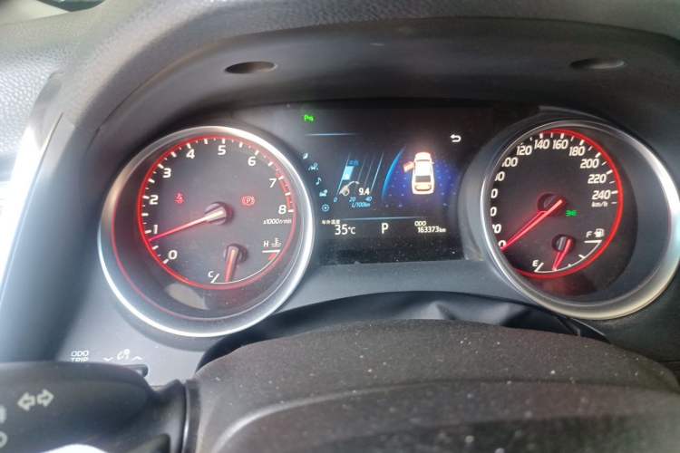 Used Toyota Camry 2018 2.5S Fēngshàng Edition Odometer Close Up