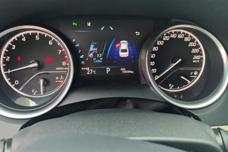 Used Toyota Camry 2018 2.0G Luxury Edition Odometer Close Up