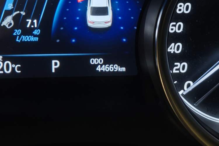 Used Toyota Camry 2018 2.0G Luxury Edition Odometer Close Up