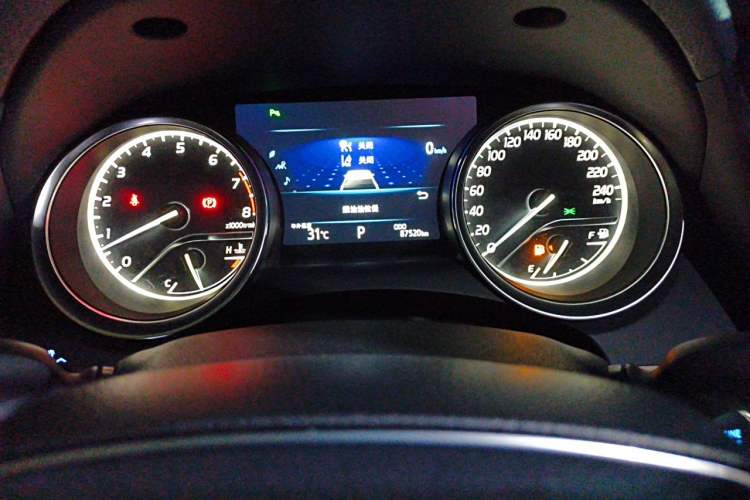 Used Toyota Camry 2018 2.5G Luxury Edition Odometer Close Up