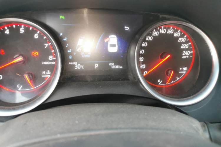 Used Toyota Camry 2018 2.5S Fēngshàng Edition Odometer Close Up