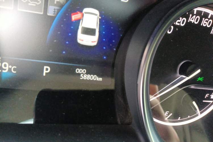 Used Toyota Camry 2018 2.0G Luxury Edition Odometer Close Up