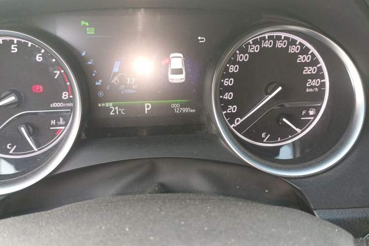 Used Toyota Camry 2018 2.5G Luxury Edition Odometer Close Up