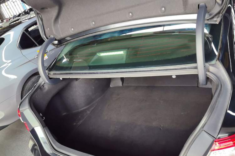 Used Toyota Camry 2018 2.0G Luxury Edition Trunk