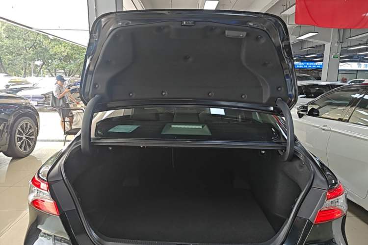 Used Toyota Camry 2018 2.0G Luxury Edition Trunk