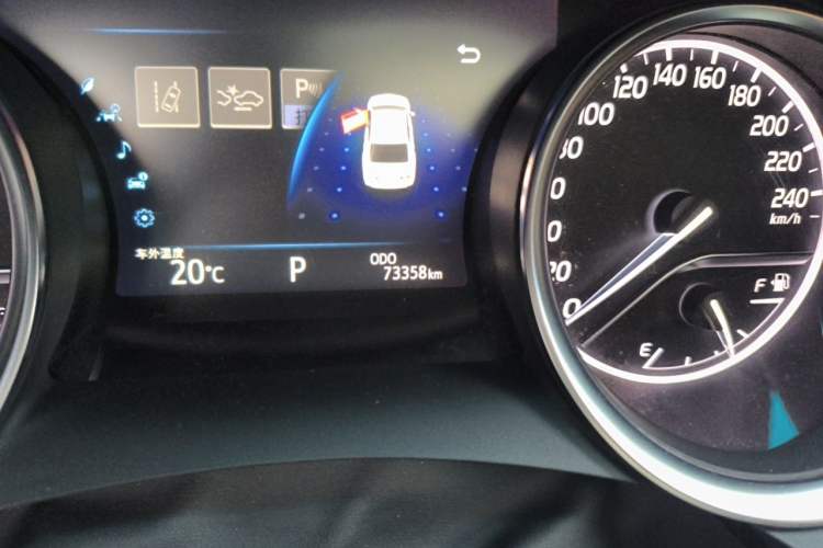 Used Toyota Camry 2018 Dual-Engine 2.5 HG Luxury Edition Odometer Close Up