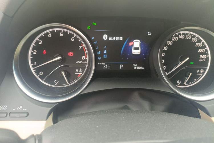 Used Toyota Camry 2018 2.0G Luxury Edition Odometer Close Up