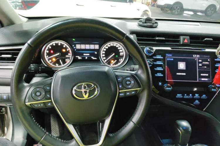 Used Toyota Camry 2018 2.5G Luxury Edition Center Console