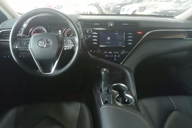 Used Toyota Camry 2018 2.0G Luxury Edition Center Console