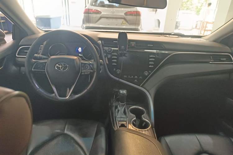 Used Toyota Camry 2018 2.5G Luxury Edition Center Console