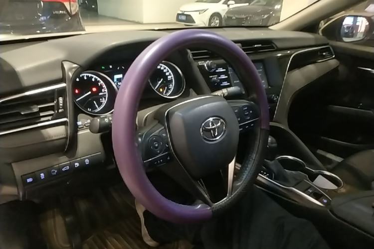Used Toyota Camry 2018 2.0G Luxury Edition Center Console