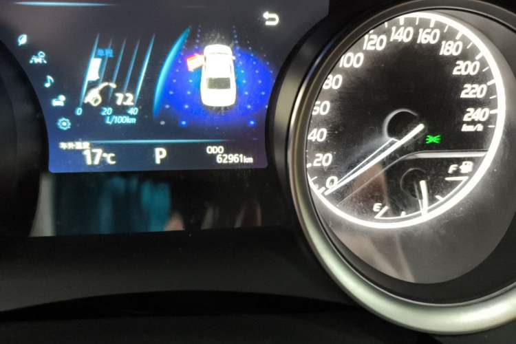 Used Toyota Camry 2018 2.0G Luxury Edition Odometer Close Up