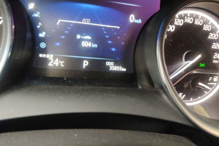 Used Toyota Camry 2018 2.5G Luxury Edition Odometer Close Up