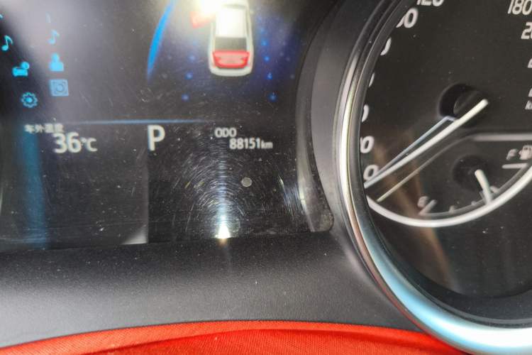 Used Toyota Camry 2018 2.0G Luxury Edition Odometer Close Up