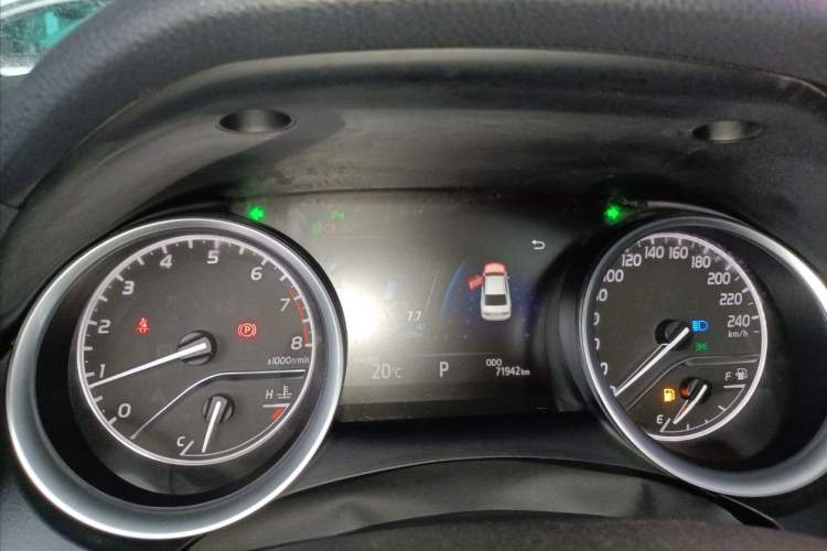 Used Toyota Camry 2018 2.5G Luxury Edition Odometer Close Up