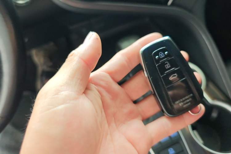 Used Toyota Camry 2018 2.5G Luxury Edition Vehicle Key