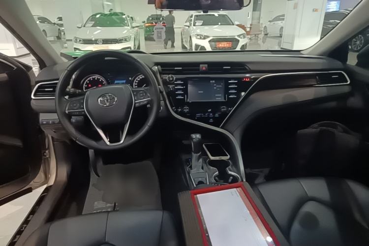 Used Toyota Camry 2018 2.0G Luxury Edition Center Console