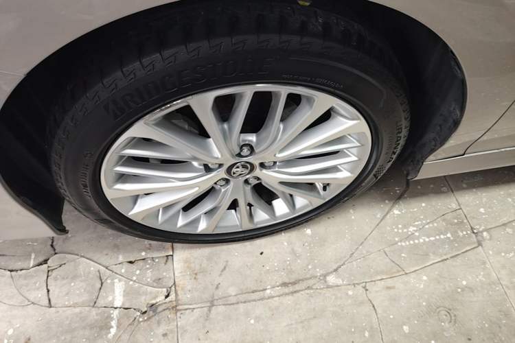 Used Toyota Camry 2018 2.5G Luxury Edition Left Front Wheel Hub