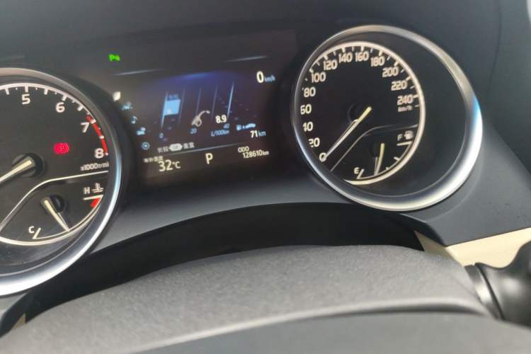 Used Toyota Camry 2018 2.0G Luxury Edition Odometer Close Up