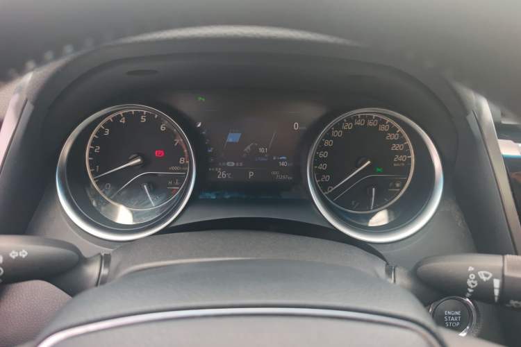 Used Toyota Camry 2018 2.0G Luxury Edition Odometer Close Up