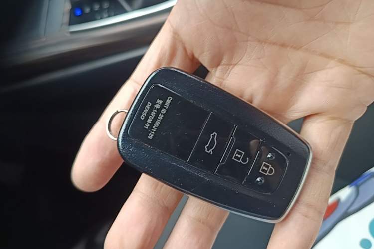 Used Toyota Camry 2018 2.5G Luxury Edition Vehicle Key
