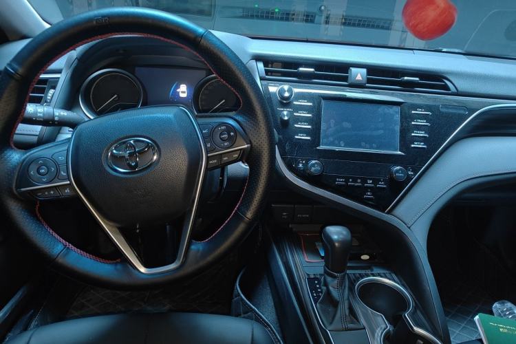 Used Toyota Camry 2018 2.0G Luxury Edition Center Console