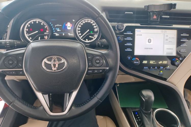 Used Toyota Camry 2018 2.5G Luxury Edition Center Console