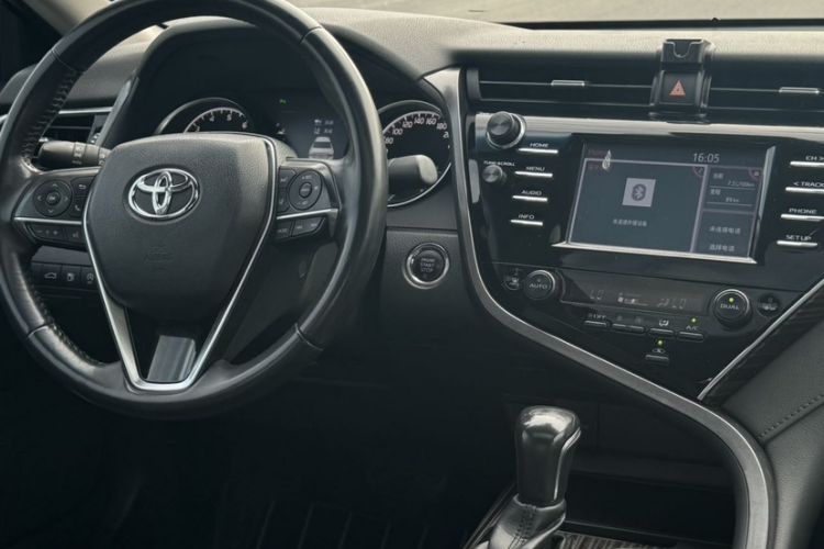 Used Toyota Camry 2018 2.0G Luxury Edition Interior 3