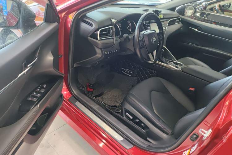 Used Toyota Camry 2018 2.0G Luxury Edition Interior 3