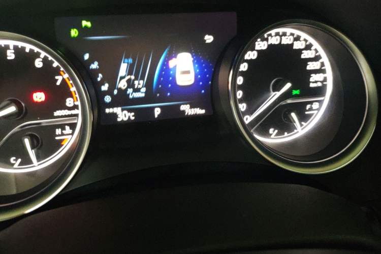 Used Toyota Camry 2018 2.0G Luxury Edition Odometer Close Up