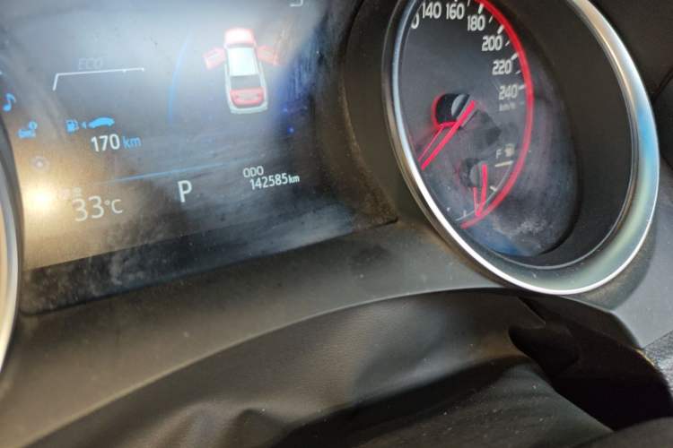 Used Toyota Camry 2018 2.5S Fēngshàng Edition Odometer Close Up
