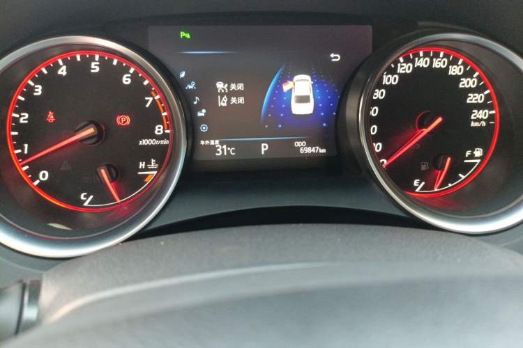 Used Toyota Camry 2018 2.0S FENGSHANG Edition Odometer Close Up
