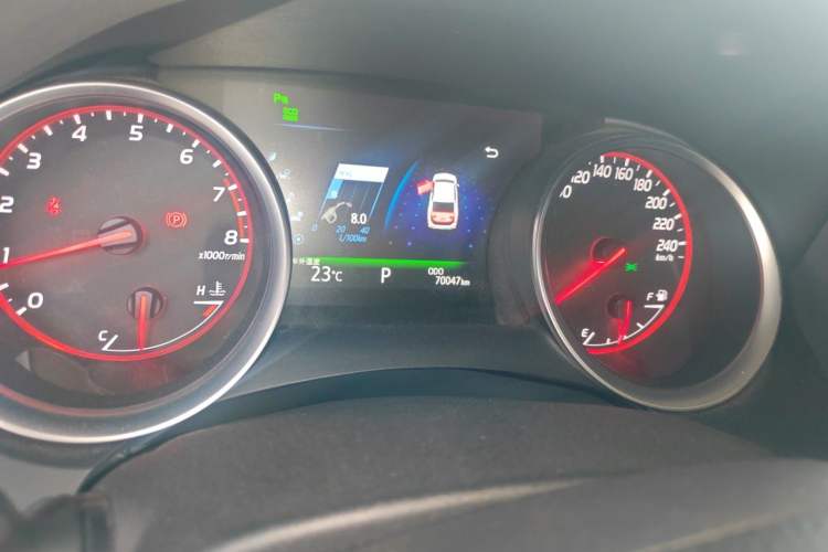 Used Toyota Camry 2018 2.0S FENGSHANG Edition Odometer Close Up