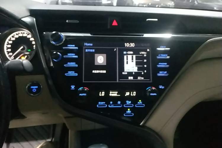 Used Toyota Camry 2018 Dual-Engine 2.5 HG Luxury Edition Audio And AC Panel