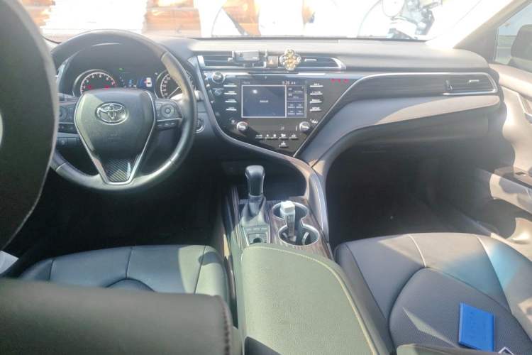 Used Toyota Camry 2018 2.5G Luxury Edition Center Console