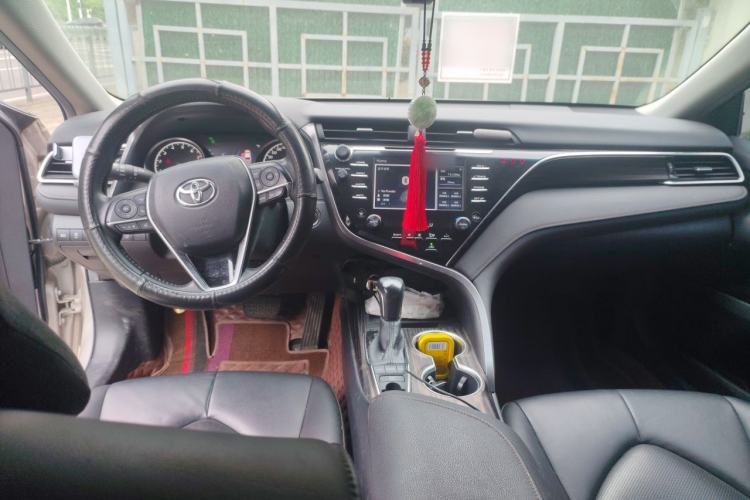 Used Toyota Camry 2018 2.5G Luxury Edition Center Console