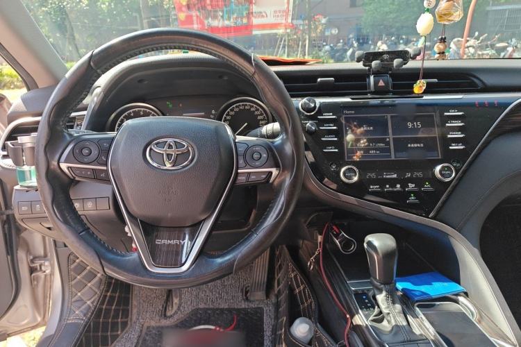 Used Toyota Camry 2018 2.5G Luxury Edition Center Console