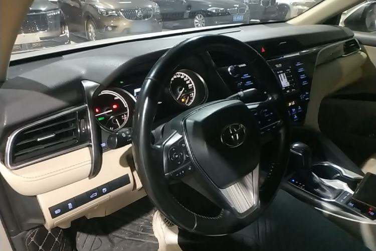 Used Toyota Camry 2018 Dual-Engine 2.5 HG Luxury Edition Center Console