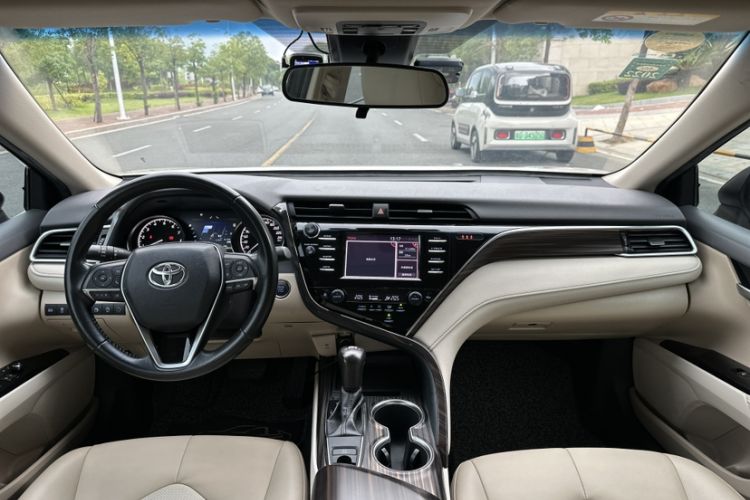 Used Toyota Camry 2018 2.0G Luxury Edition Interior 1