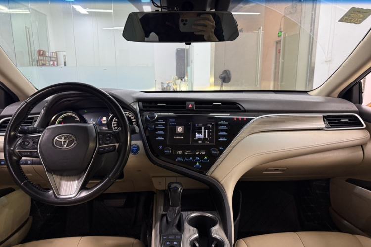 Used Toyota Camry 2018 Dual-Engine 2.5 HG Luxury Edition Interior 2