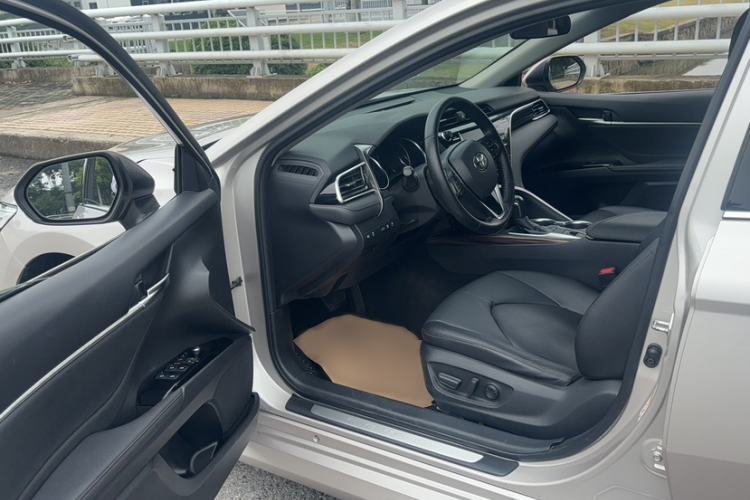 Used Toyota Camry 2018 2.0G Luxury Edition Interior 3