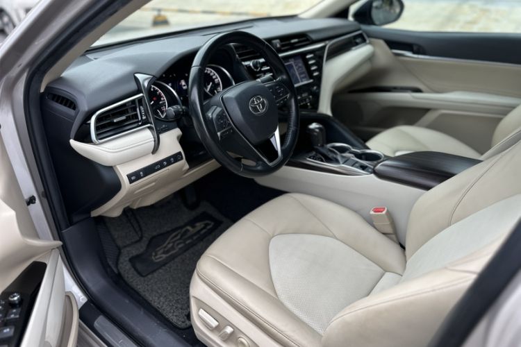 Used Toyota Camry 2018 2.0G Luxury Edition Interior 3