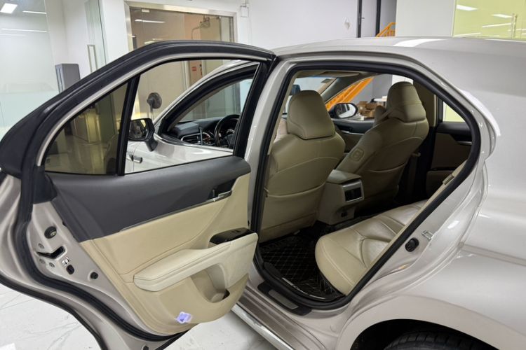 Used Toyota Camry 2018 Dual-Engine 2.5 HG Luxury Edition Interior 3
